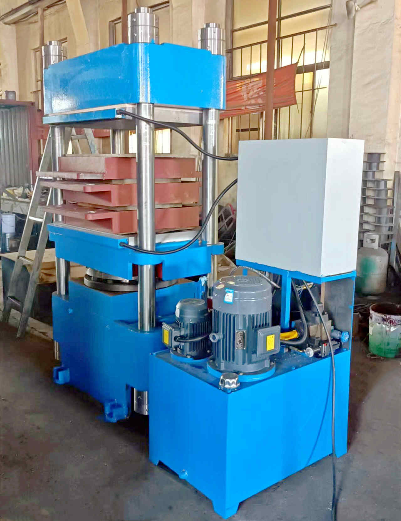 200吨900x600四柱硫化机